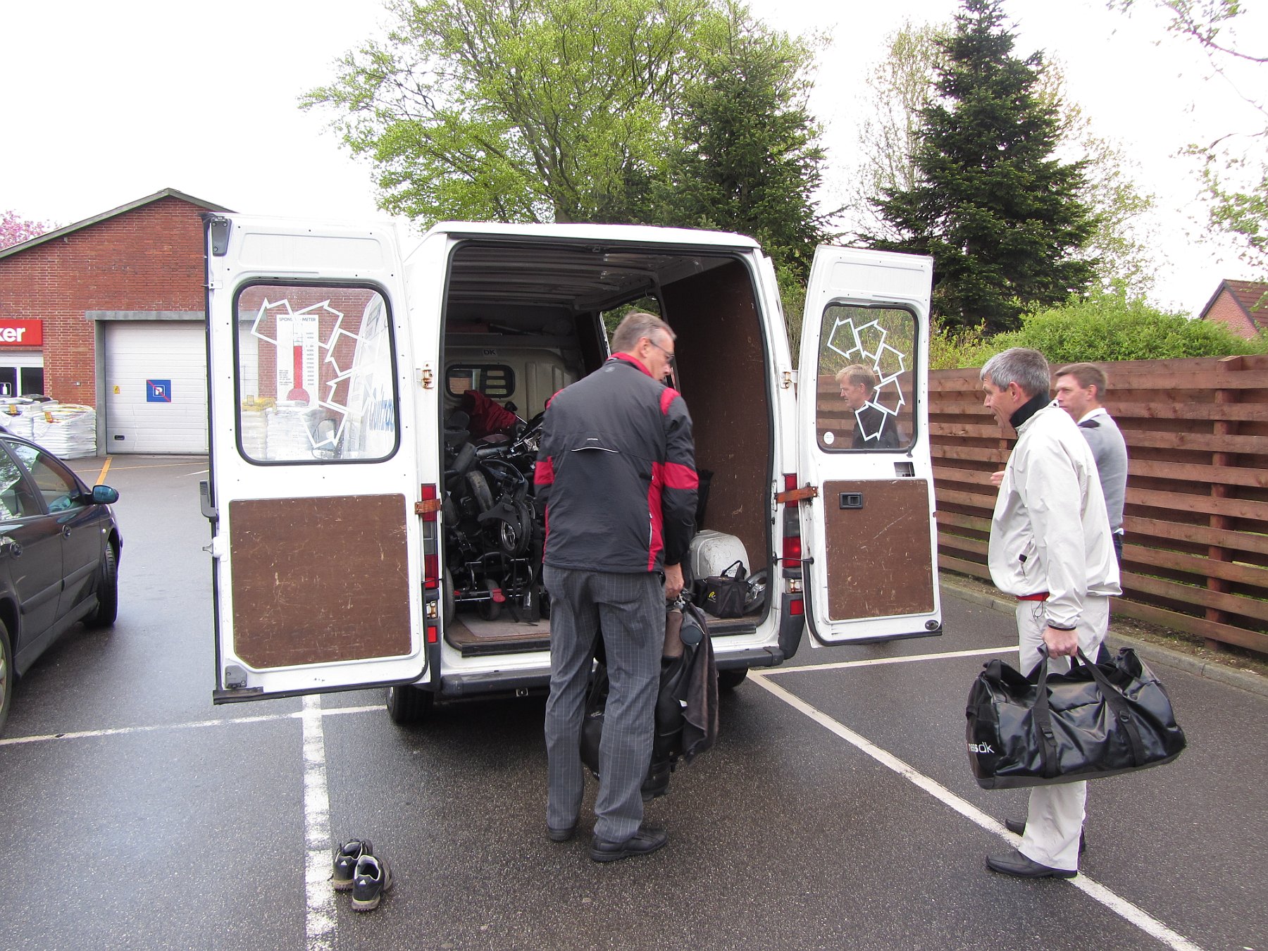 IMG_0546.JPG -                                Flyttebussen pakkes med golfgrej